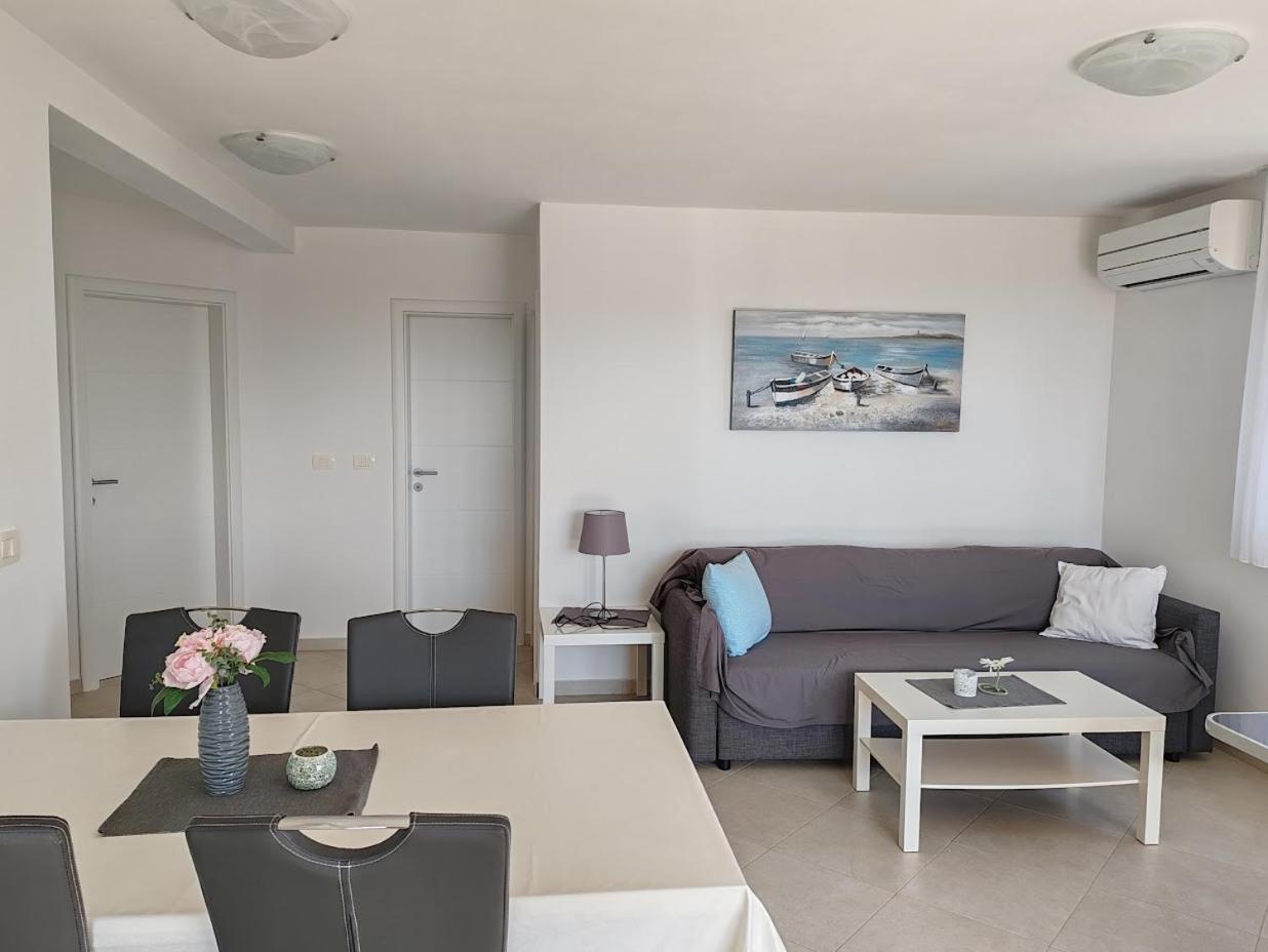 Apartments Oleander Lovrecica-Residence With Pool Exteriér fotografie